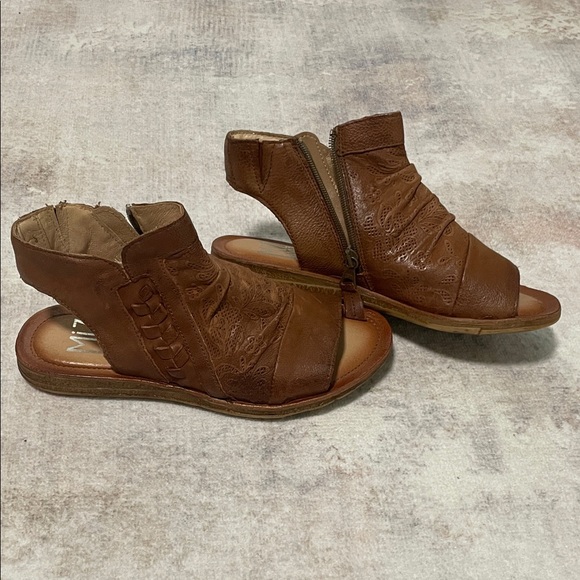 NEW Leather Open Toe Sandal - Picture 3 of 5